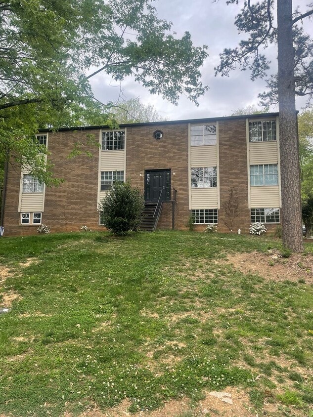 Knoxville 37912 - Spacious 1 bedroom, 1 bath apartment - Contact Lisa Vineyard and Shannon Russel... - Knoxville 37912 - Spacious 1 bedroom, 1 bath apartment - Contact Lisa Vineyard and Shannon Russel...