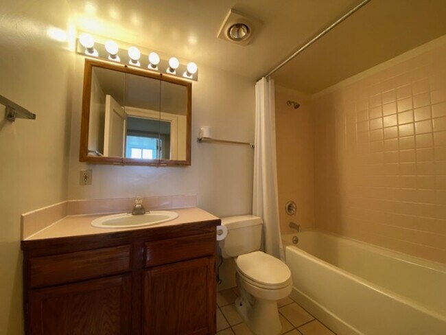 Building Photo - 852 N Summit Blvd