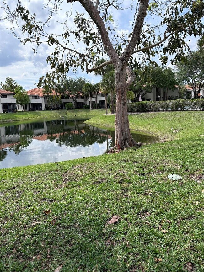 Foto del edificio - 3226 Coral Lake Ln