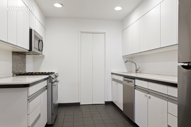 Building Photo - 21 E 93rd St