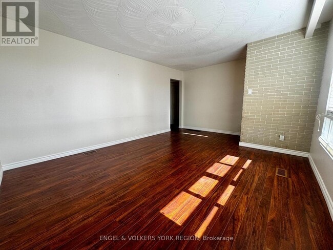 Building Photo - 135 Luxury Ave