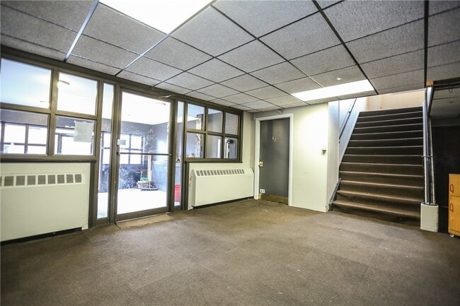 Building Photo - 404 Main St