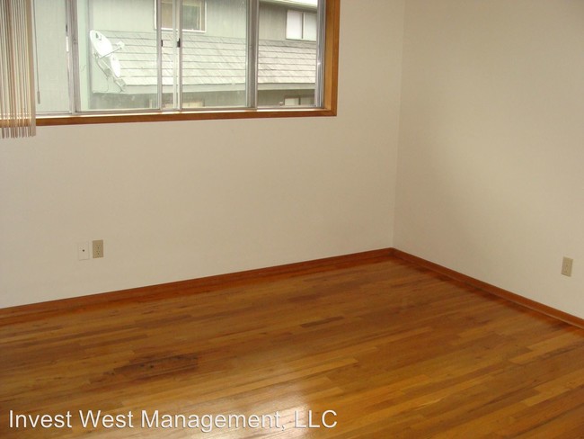 Building Photo - 1100 NE Minnehaha St