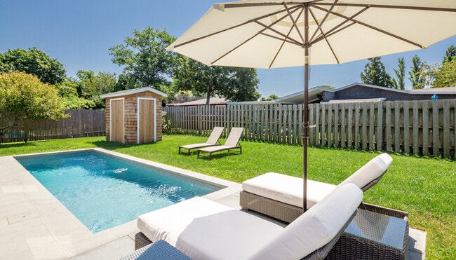 Photo - 147 Soundview Dr House