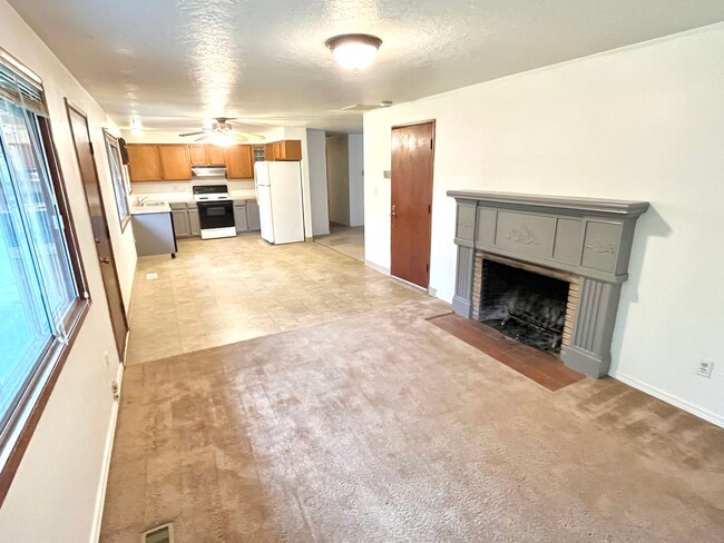 Building Photo - Hazelwood Ranch Home with Huge Yard, Attac...