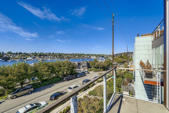 Foto del edificio - Eastlake Townhome with Commanding Views