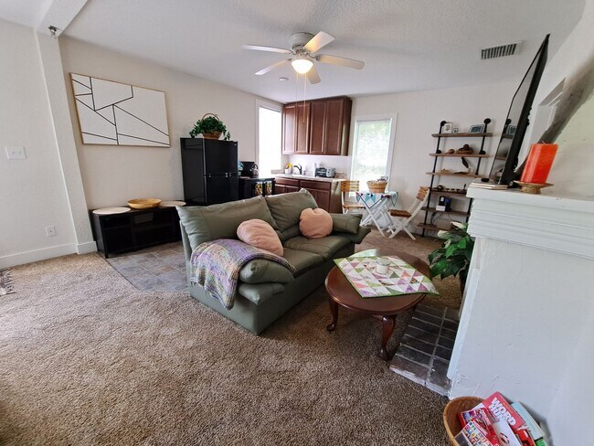 Building Photo - 1/1 in Deland - Walking distance downtown ...