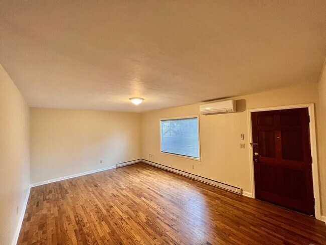 Building Photo - b931-935