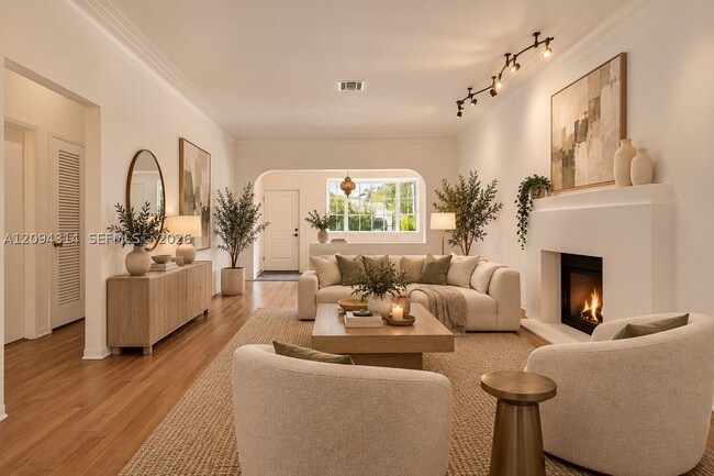 Building Photo - 4529 Royal Palm Ave