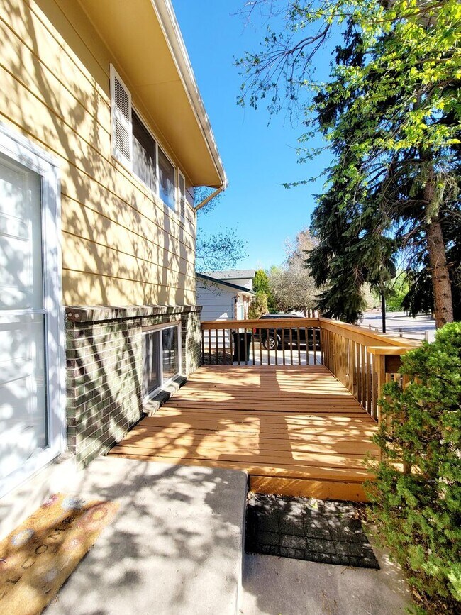 Building Photo - 4 bedroom home with fenced back yard!