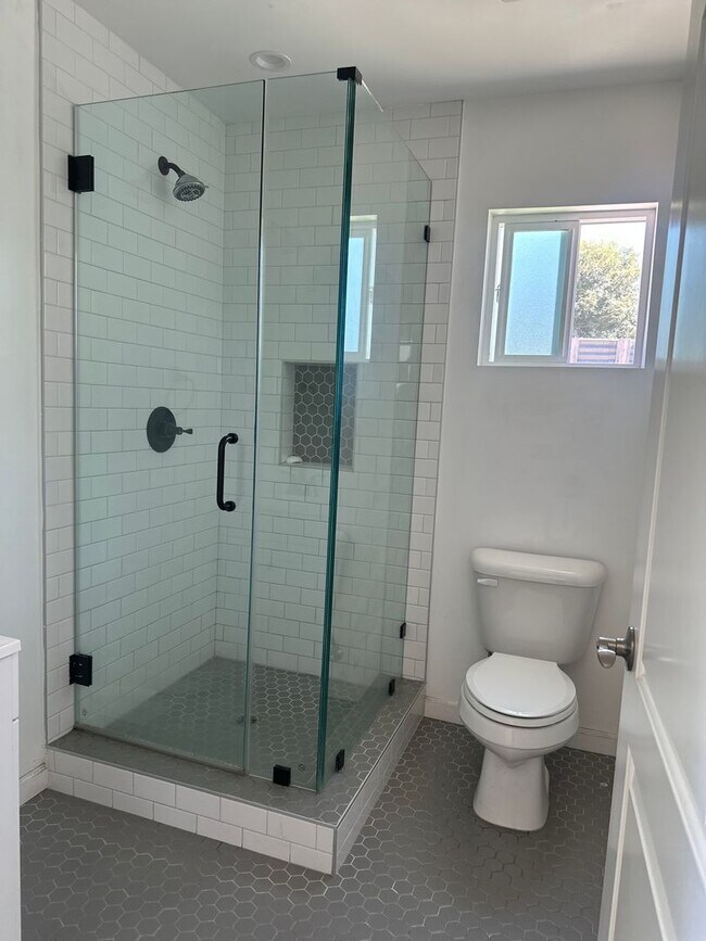 Foto del edificio - Beautiful, upgraded Studio with Parking and Washer/Dryer Hookups