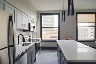 Building Photo - The Carrara on Farnam