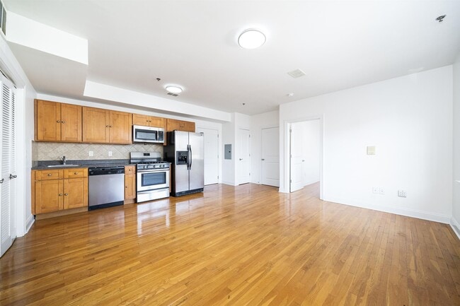 Building Photo - 528 47th St