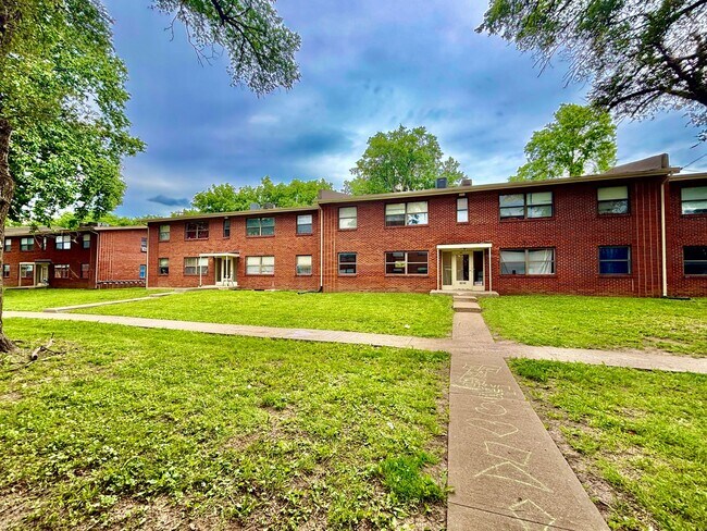 Building Photo - *VOUCHERS ACCEPTED* Spacious & Updated 2 Bedroom with Central A/C, Natural Light & Off-Street Par...