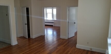 Building Photo - 552 Belmont St
