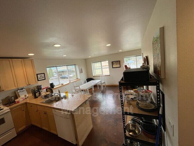 Foto del edificio - 132 SW Avery Ave