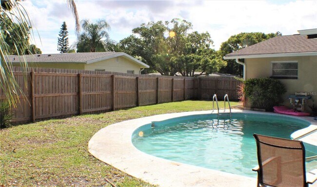 Building Photo - 1366 Windsor Dr