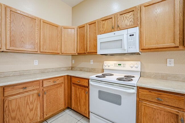 Building Photo - Single level 4 bed 2 bath with pool