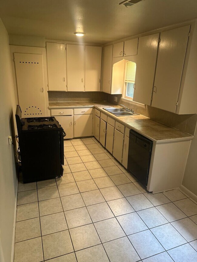 Foto del edificio - 3-Bed, 2-Bath Springdale Home with Split F...