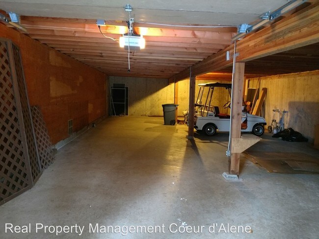 Building Photo - 10421 N Lakeview Dr