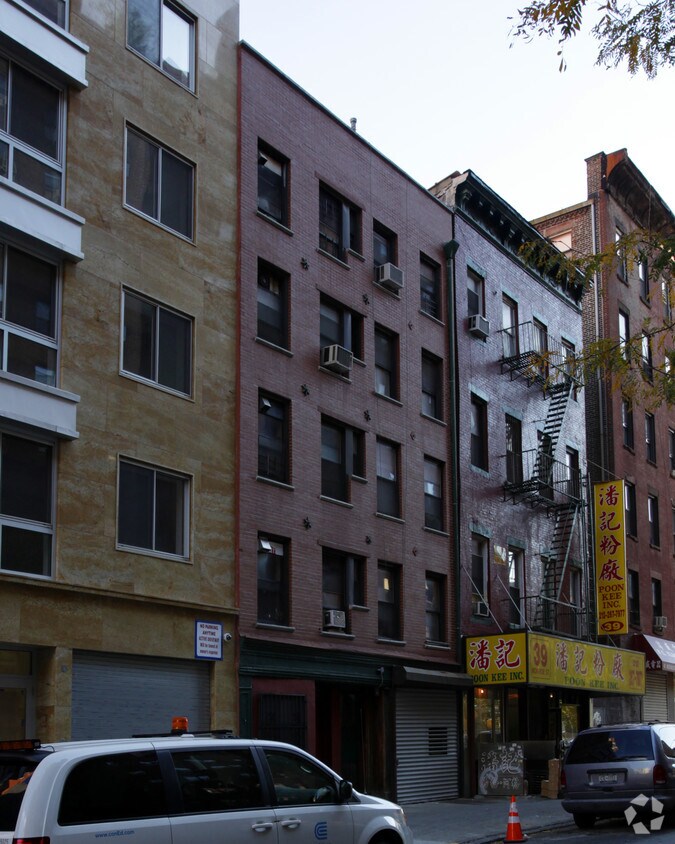 Building Photo - 37 Monroe St