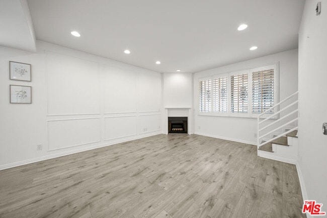 Building Photo - 812 N Hudson Ave