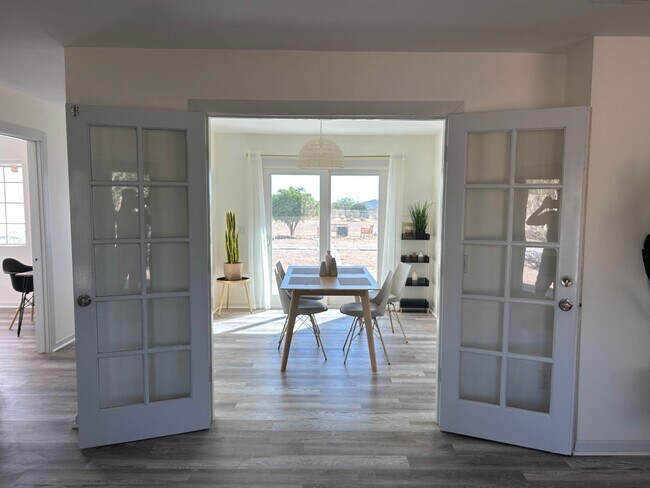 Foto del edificio - 2 bed 1 bath home + bonus room near Joshua...