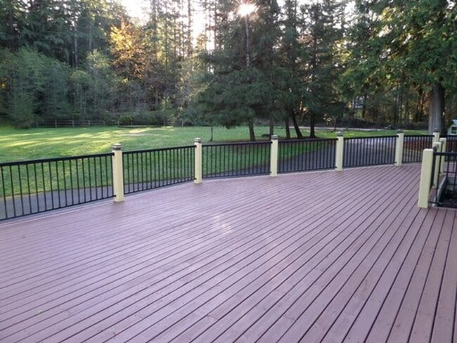 Foto del edificio - GREAT NEW PRICE! Gorgeous 6-Bedroom Home on 5 Acres with Tons of Privacy in Issaquah!!