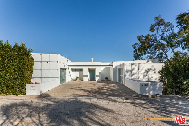 Building Photo - 7887 Willow Glen Rd