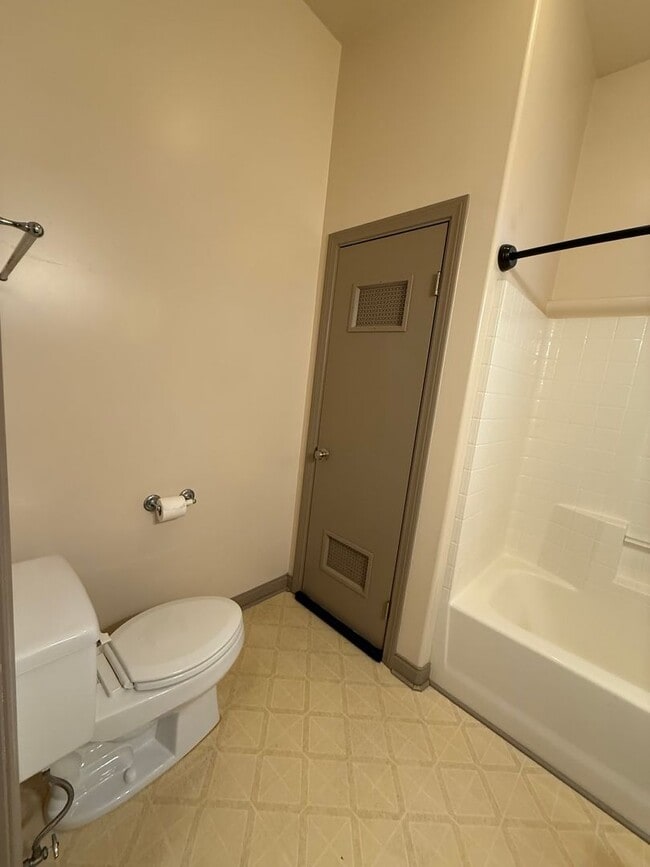 Building Photo - 522 Center St