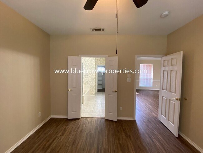Building Photo - 1829 Carver Dr