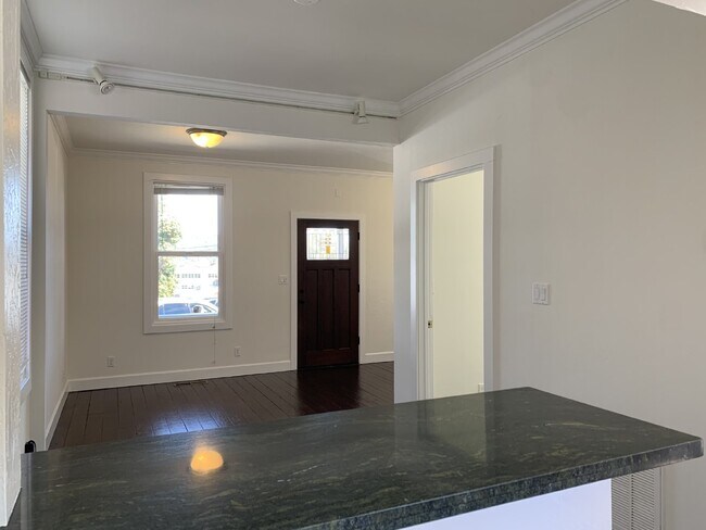 Building Photo - Adorable 2 Bedroom Cottage Style home minu...
