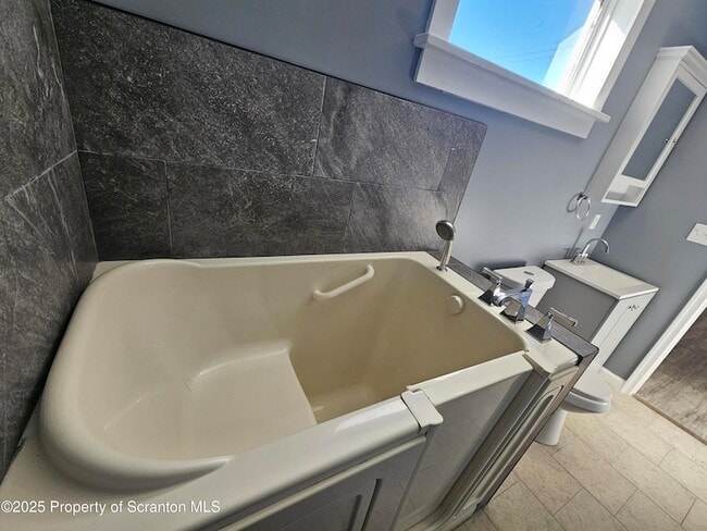 Building Photo - 125 N River St