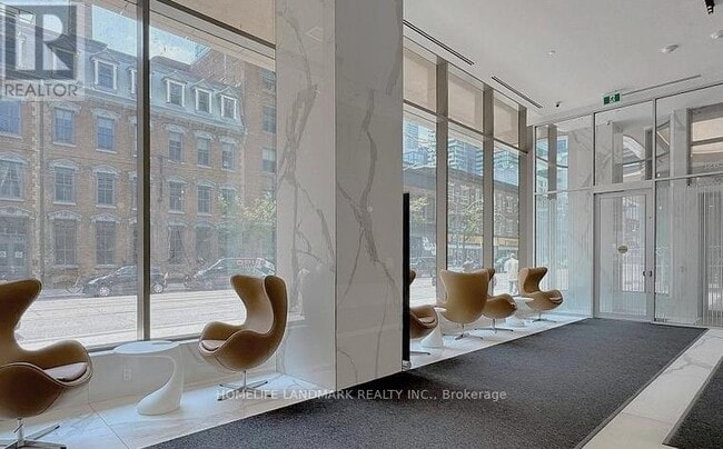 Photo du bâtiment - 88 Queen St W