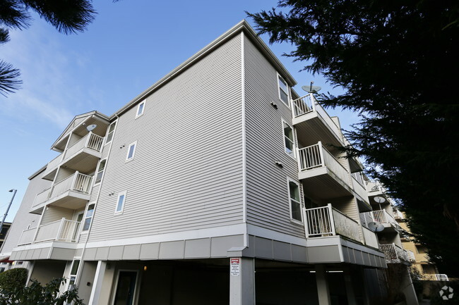 Building Photo - Raleigh Manor Apartments