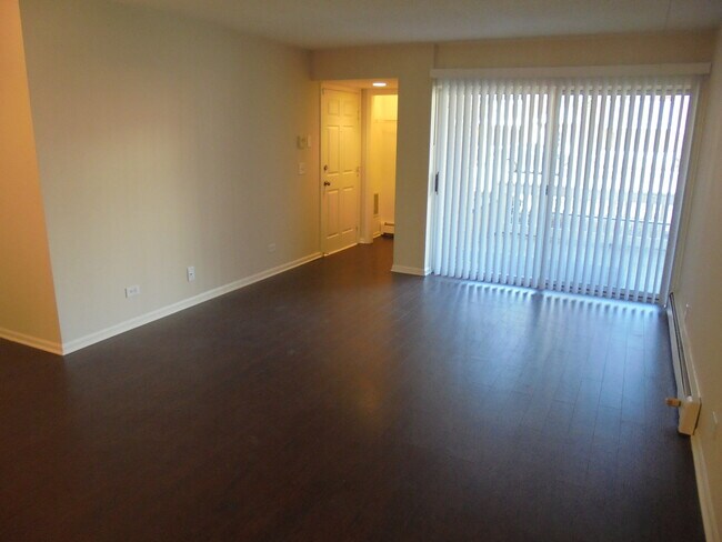 Building Photo - 6550 W Belmont Ave