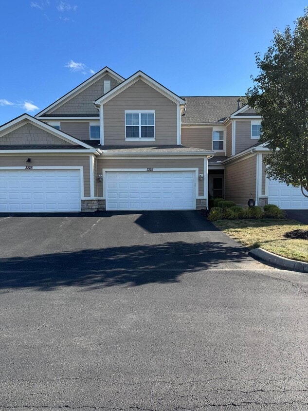 Building Photo - 3229 Rossmore Cir