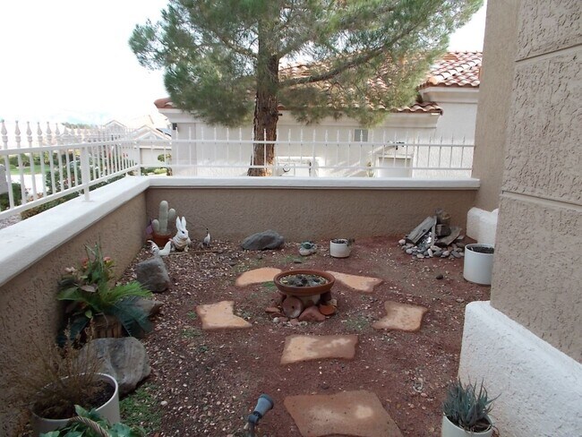 Foto del edificio - Single-Story Townhome with Golf Course Views in Summerlin