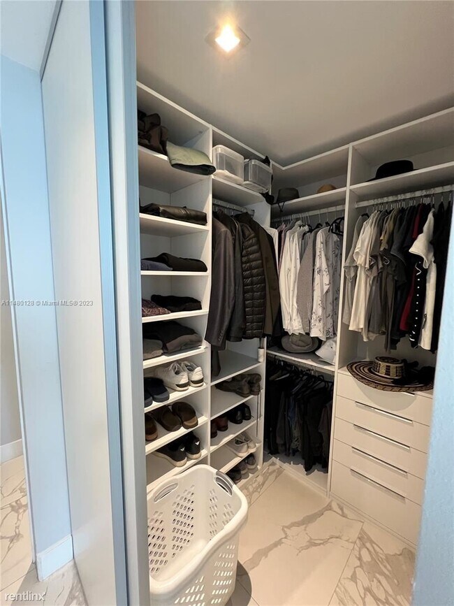 Foto del edificio - 2 br, 2 bath Condo - 18975 Collins Ave Uni...
