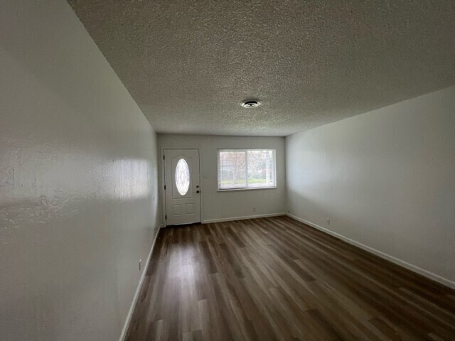 Building Photo - Charming 2 bedroom and 1 bath Duplex in Sacramento