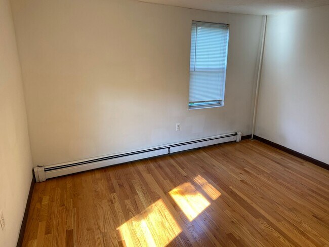 Foto del edificio - Nicely updated 3 bed near the Green Line in Brighton.