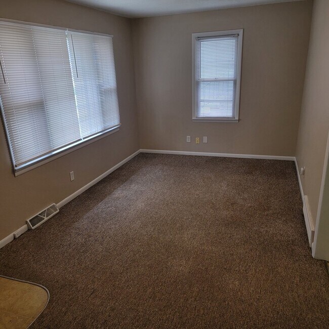 1254 E 36th Ct, Des Moines, IA 50317 House for Rent in Des Moines, IA