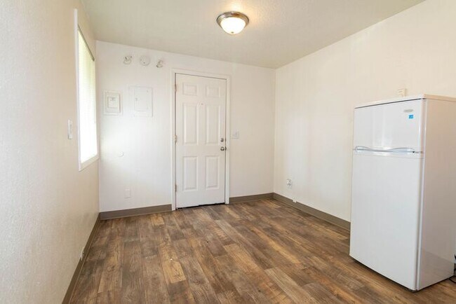 Building Photo - Beautiful Studio unit ready for you to cal...