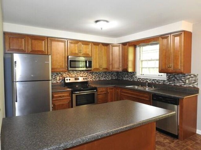 Foto del edificio - Coming SOON! 4 Bedroom with 2 living rooms! 1.5 Bath near Dover Rd!