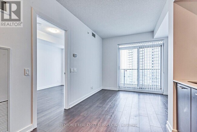 Photo du bâtiment - 2220 Lake Shore Blvd W