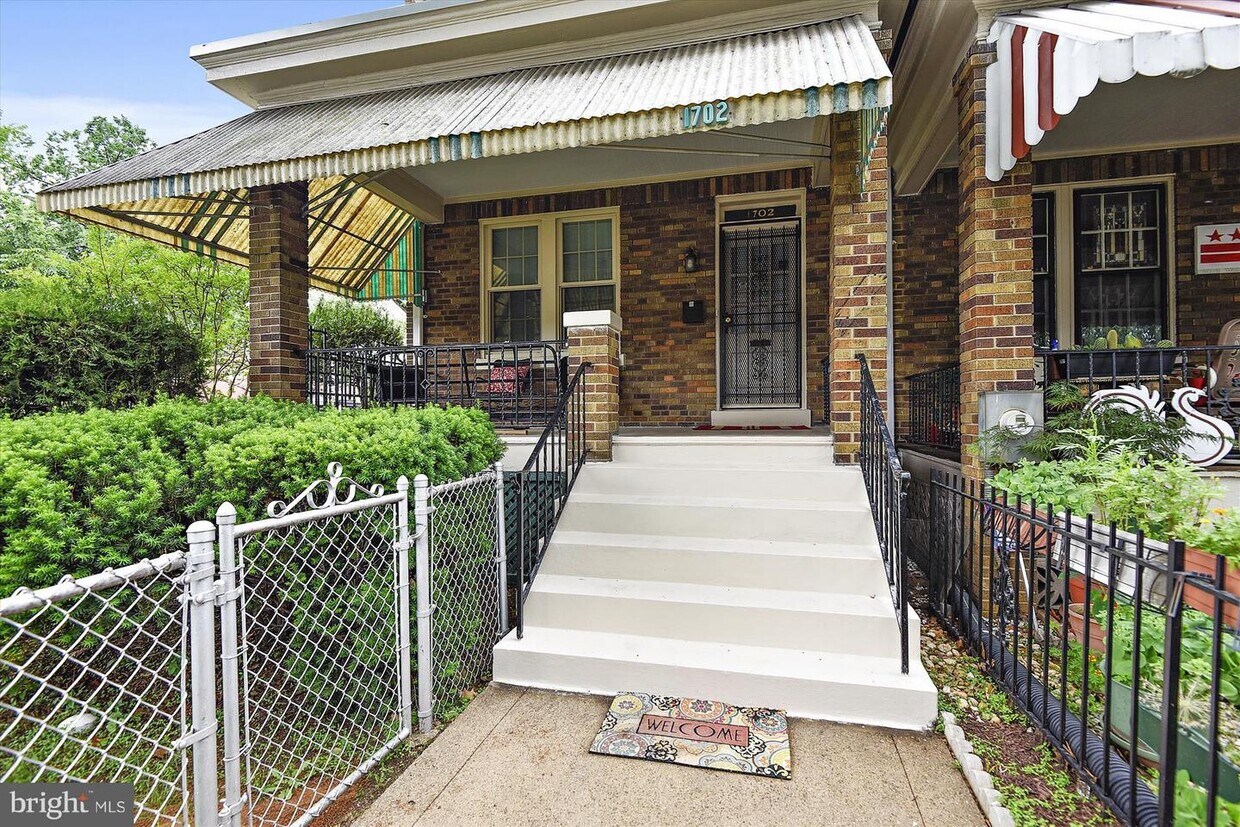 Primary Photo - 1702 C St NE