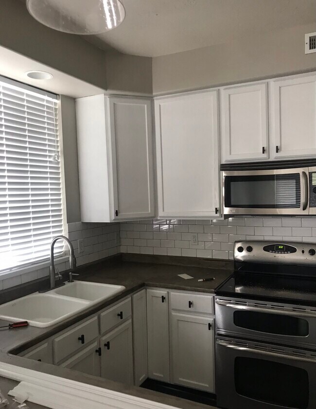 Kitchen - 442 Kent Dr