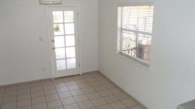 Foto del edificio - East El Paso 3 bed Refirg A/C