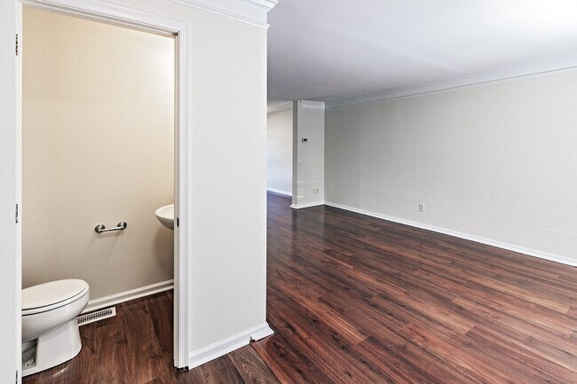 Foto del edificio - Exceptionally Nice 3 BR 2.5 BA Townhome in River Walk