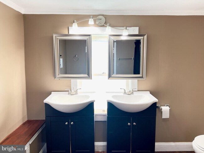 Building Photo - 1935 New Holland Pike